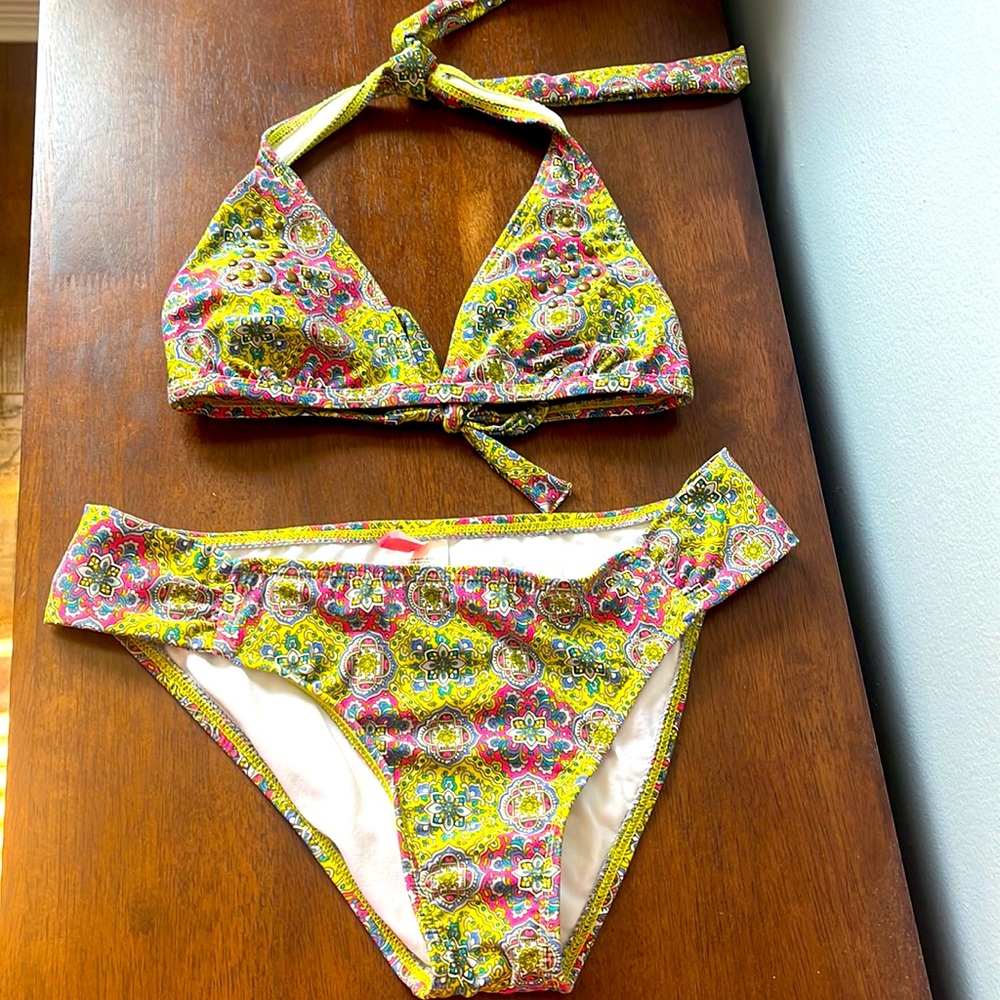 Bikini halter padded top w-studs and full coverage bottoms XS/S Like New